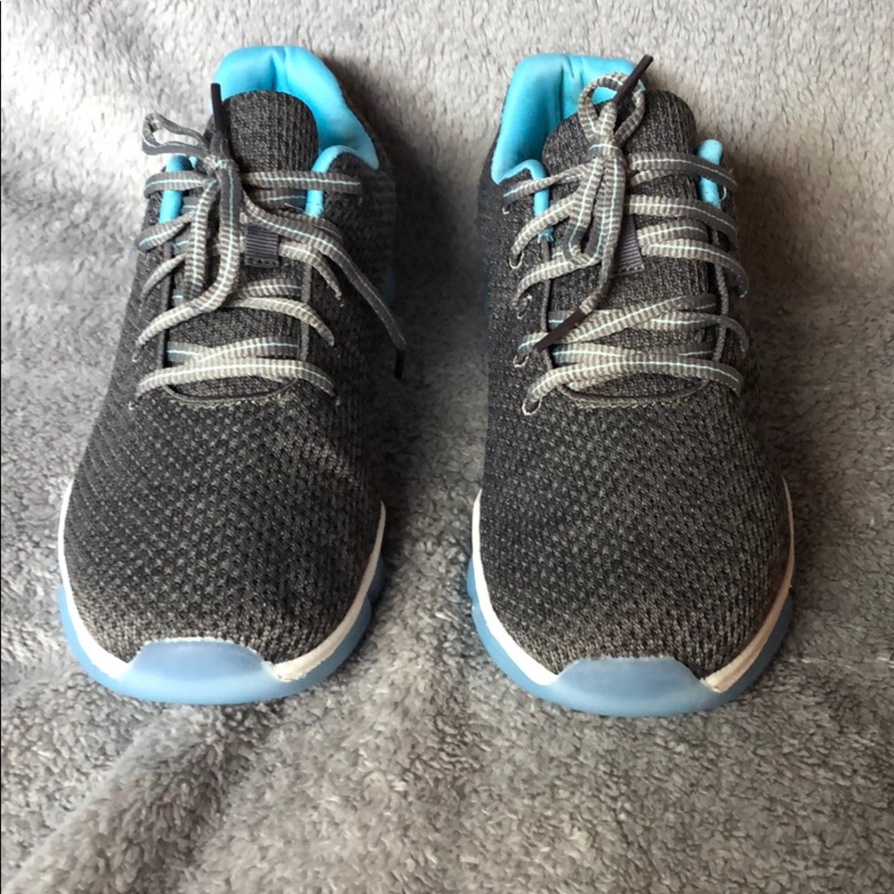 Avia athletic shoes